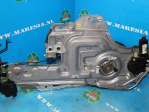 Gebruikte Raammechaniek 4Deurs links-voor Hyundai Trajet 2.0 16V Prijs € 78,75 Margeregeling aangeboden door Maresia Auto Recycling B.V.