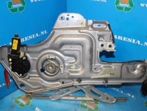 Gebruikte Raammechaniek 4Deurs rechts-voor Hyundai Trajet 2.0 16V Prijs € 68,25 Margeregeling aangeboden door Maresia Auto Recycling B.V.