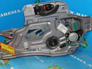 Gebruikte Ruitmechaniek 4Deurs links-voor Hyundai Santa Fe I 2.7 V6 24V 4x4 Autom. Prijs € 57,75 Margeregeling aangeboden door Maresia Auto Recycling B.V.