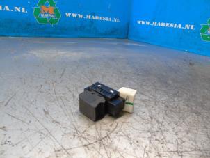 Gebruikte Ruit schakelaar elektrisch Suzuki Alto 1.0 12V Prijs € 42,00 Margeregeling aangeboden door Maresia Auto Recycling B.V.