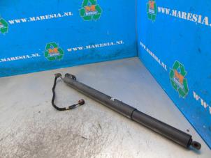 Gebruikte Kofferdekseldemper rechts-achter Audi Q3 (F3B) 1.5 35 TFSI 16V Prijs € 183,75 Margeregeling aangeboden door Maresia Auto Recycling B.V.