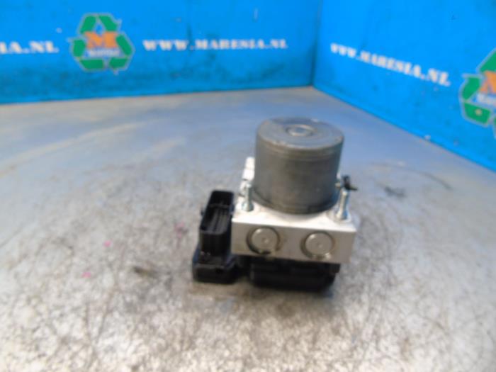 ABS Pomp van een Iveco New Daily VI 35C18,35S18,40C18,50C18,60C18,65C18,70C18 2023