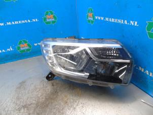 Gebruikte Koplamp rechts Dacia Sandero II 1.0 TCe 100 12V Prijs € 183,75 Margeregeling aangeboden door Maresia Auto Recycling B.V.