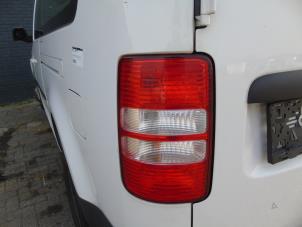 Gebruikte Achterlicht links Volkswagen Caddy Combi III (2KB,2KJ) 1.6 TDI 16V Prijs € 36,75 Margeregeling aangeboden door Maresia Auto Recycling B.V.