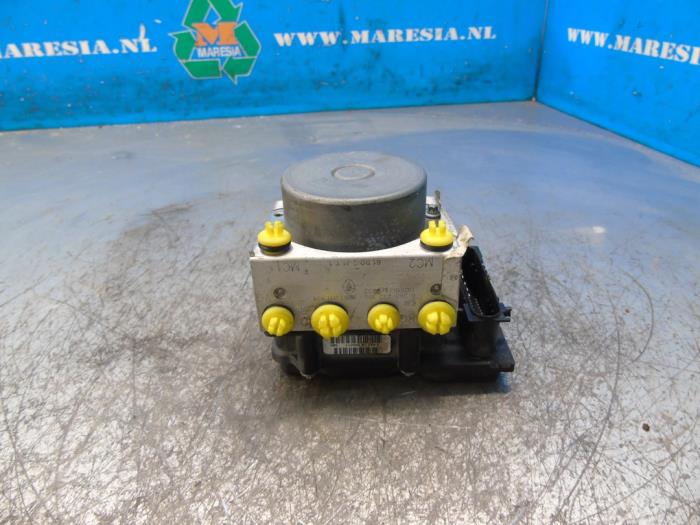 Gebruikte ABS Pomp Renault Kangoo Be Bop (KW) 1.5 dCi 90 FAP Prijs € 157,50 Margeregeling aangeboden door Maresia Auto Recycling B.V.