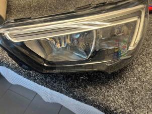 Gebruikte Koplamp links Opel Crossland (X) 1.2 Turbo 12V Prijs € 165,38 Margeregeling aangeboden door Maresia Auto Recycling B.V.