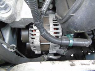 Gebruikte Dynamo Honda Jazz (GK/GP) 1.3 -i-VTEC 16V Prijs € 36,75 Margeregeling aangeboden door Maresia Auto Recycling B.V.