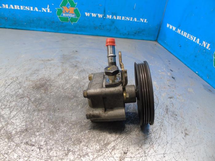 Gebruikte Servopomp Nissan Almera Tino (V10M) 1.8 16V Prijs € 42,00 Margeregeling aangeboden door Maresia Auto Recycling B.V.