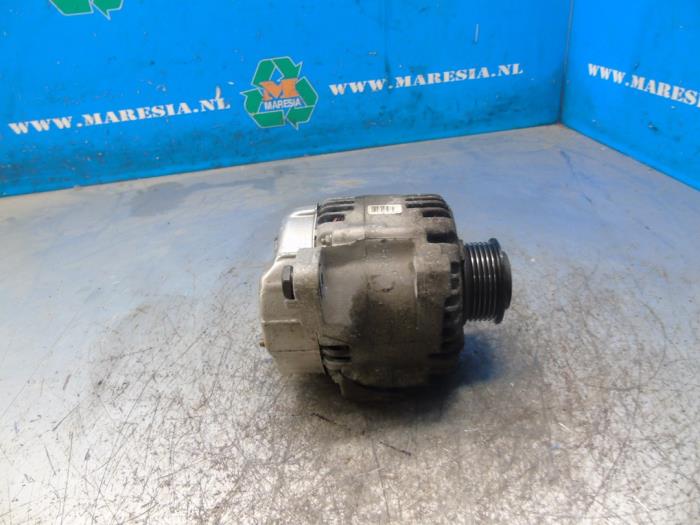 Gebruikte Dynamo Kia Carens III (FG) 2.0i CVVT 16V Prijs € 36,75 Margeregeling aangeboden door Maresia Auto Recycling B.V.