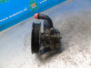 Gebruikte Pomp Servo Kia Carens III (FG) 2.0i CVVT 16V Prijs € 52,50 Margeregeling aangeboden door Maresia Auto Recycling B.V.