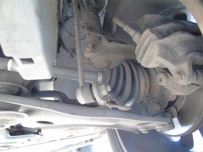 Gebruikte Steekas links-voor Peugeot 208 I (CA/CC/CK/CL) 1.2 12V e-THP PureTech 110 Prijs € 63,00 Margeregeling aangeboden door Maresia Auto Recycling B.V.