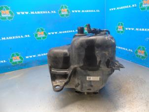 Gebruikte Adblue tank Mercedes Sprinter 3t (906.61) 211 CDI 16V Prijs € 420,00 Margeregeling aangeboden door Maresia Auto Recycling B.V.