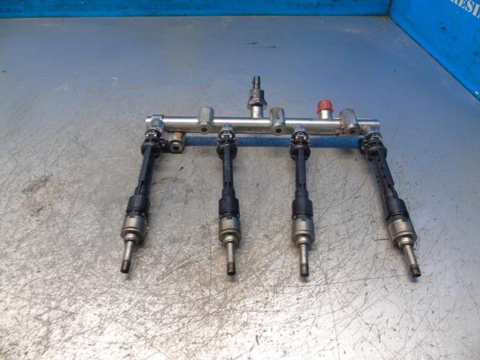 Gebruikte Injector brug Dacia Dokker (0S) 1.3 TCE 100 Prijs € 157,50 Margeregeling aangeboden door Maresia Auto Recycling B.V.