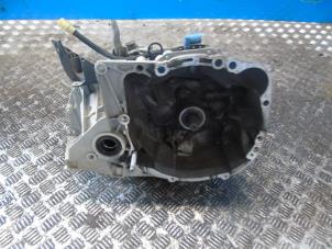 Gebruikte Versnellingsbak Renault Clio III (BR/CR) 1.2 16V TCe 100 Prijs € 367,50 Margeregeling aangeboden door Maresia Auto Recycling B.V.