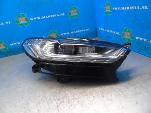 Gebruikte Rechter Koplamp Ford Mondeo V Wagon 2.0 Hybrid 16V Prijs € 472,50 Margeregeling aangeboden door Maresia Auto Recycling B.V.