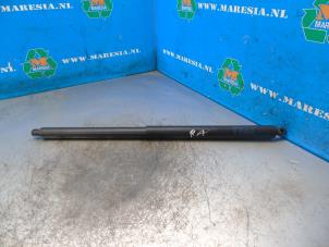 Gebruikte Kofferdekseldemper rechts-achter Ford Mondeo V Wagon 2.0 Hybrid 16V Prijs € 21,00 Margeregeling aangeboden door Maresia Auto Recycling B.V.