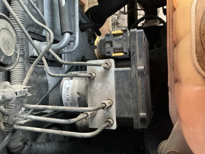 Gebruikte ABS Pomp Ssang Yong Rexton 2.7 Xdi RX/RJ 270 16V Prijs op aanvraag aangeboden door Maresia Auto Recycling B.V.
