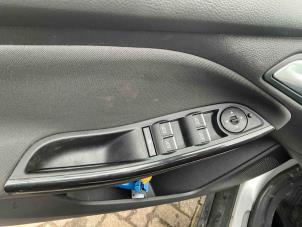 Gebruikte Schakelblok ruiten Ford Focus 3 Wagon 1.0 Ti-VCT EcoBoost 12V 125 Prijs € 47,25 Margeregeling aangeboden door Maresia Auto Recycling B.V.