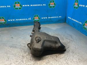 Gebruikte Ruitensproeiertank voor Mercedes E (W212) E-200 2.0 Turbo 16V Prijs € 36,75 Margeregeling aangeboden door Maresia Auto Recycling B.V.