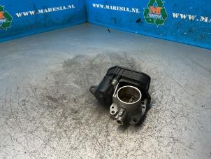 Gebruikte Gasklephuis Opel Corsa F (UB/UH/UP) 1.2 12V 75 Prijs € 52,50 Margeregeling aangeboden door Maresia Auto Recycling B.V.