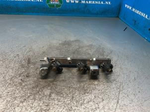 Gebruikte Injector brug Opel Corsa F (UB/UH/UP) 1.2 12V 75 Prijs € 52,50 Margeregeling aangeboden door Maresia Auto Recycling B.V.