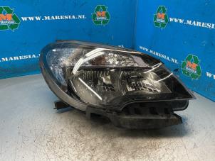Gebruikte Koplamp rechts Opel Mokka/Mokka X 1.6 CDTI 16V 4x2 Prijs € 105,00 Margeregeling aangeboden door Maresia Auto Recycling B.V.