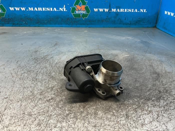 Gebruikte Gasklephuis Peugeot 2008 (CU) 1.2 12V e-THP PureTech 110 Prijs € 42,00 Margeregeling aangeboden door Maresia Auto Recycling B.V.
