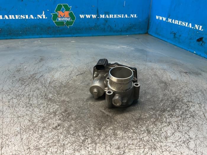 Gebruikte Gasklephuis Ford Focus 3 Wagon 1.0 Ti-VCT EcoBoost 12V 125 Prijs € 47,25 Margeregeling aangeboden door Maresia Auto Recycling B.V.