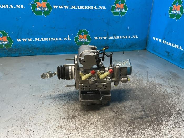 Gebruikte ABS Pomp Toyota Yaris III (P13) 1.5 16V Hybrid Prijs € 357,00 Margeregeling aangeboden door Maresia Auto Recycling B.V.