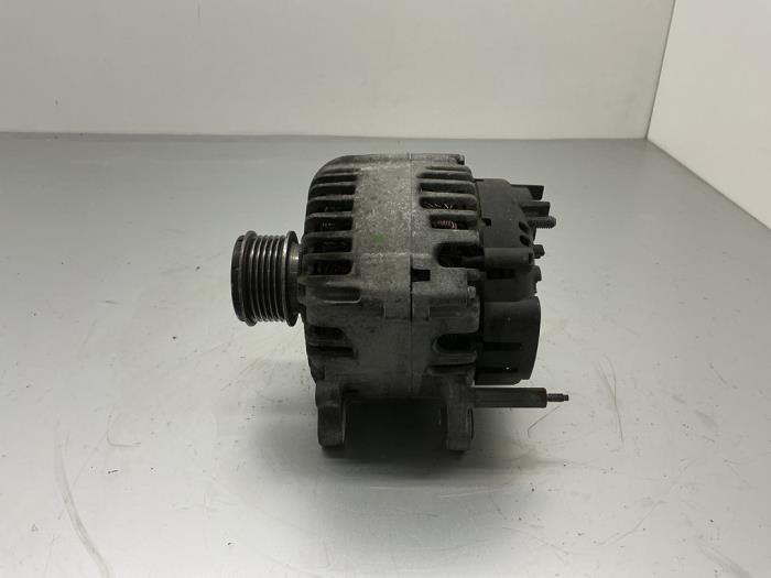 Gebruikte Alternator Volkswagen Caddy III (2KA,2KH,2CA,2CH) 2.0 SDI Prijs € 47,25 Margeregeling aangeboden door Maresia Auto Recycling B.V.