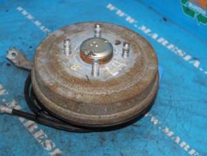 Gebruikte Fusee links-achter Chevrolet Spark 1.0 16V Prijs € 52,50 Margeregeling aangeboden door Maresia Auto Recycling B.V.