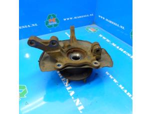 Gebruikte Fusee rechts-voor Peugeot 4007 (VU/VV) 2.4 16V Prijs € 47,25 Margeregeling aangeboden door Maresia Auto Recycling B.V.