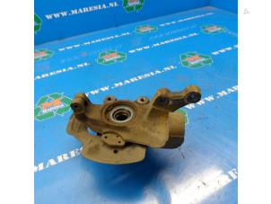 Gebruikte Fusee rechts-voor Opel Corsa B (73/78/79) 1.2i 16V Prijs € 21,00 Margeregeling aangeboden door Maresia Auto Recycling B.V.