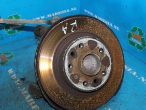 Gebruikte Fusee rechts-achter Saab 9-3 II Sport Sedan (YS3F) 1.9 TiD Prijs € 63,00 Margeregeling aangeboden door Maresia Auto Recycling B.V.