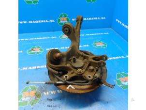 Gebruikte Fusee links-achter Toyota Avensis (T25/B1B) 1.8 16V VVT-i Prijs € 63,00 Margeregeling aangeboden door Maresia Auto Recycling B.V.