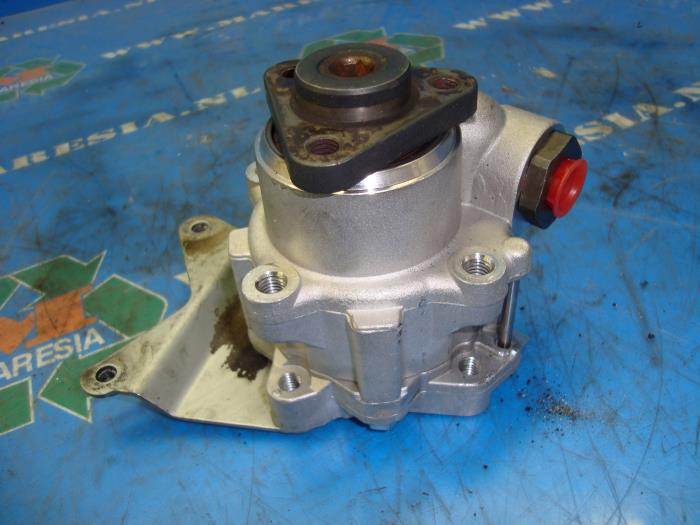 Gebruikte Servopomp BMW 3 serie Touring (E46/3) 330d 24V Prijs € 78,75 Margeregeling aangeboden door Maresia Auto Recycling B.V.