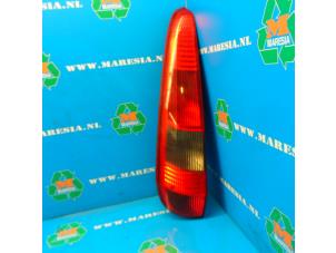 Gebruikte Achterlicht links Ford Fiesta 5 (JD/JH) 1.4 16V Prijs € 26,25 Margeregeling aangeboden door Maresia Auto Recycling B.V.