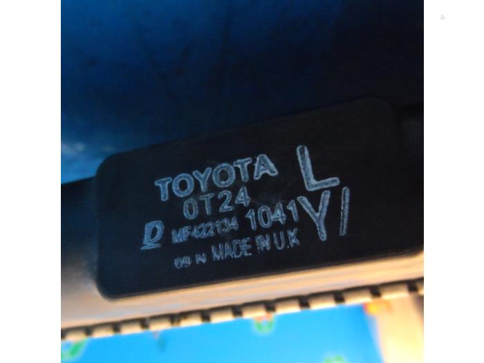 Radiateur van een Toyota Auris (E15) 1.8 16V HSD Full Hybrid 2012