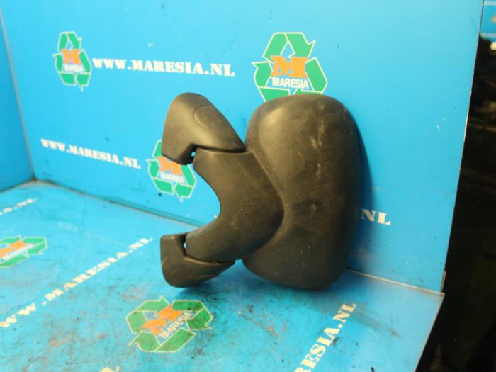 Buitenspiegel links van een Opel Vivaro 1.9 DI 2001