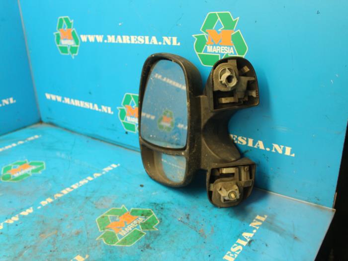 Buitenspiegel links van een Opel Vivaro 1.9 DI 2001
