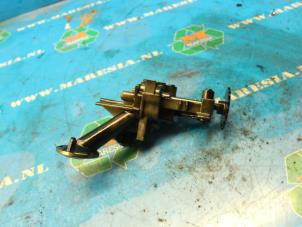 Gebruikte Oliepomp Opel Vivaro 1.9 DI Prijs € 47,25 Margeregeling aangeboden door Maresia Auto Recycling B.V.