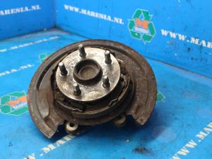 Gebruikte Fusee links-achter Toyota Avensis (T25/B1B) 1.8 16V VVT-i Prijs € 63,00 Margeregeling aangeboden door Maresia Auto Recycling B.V.