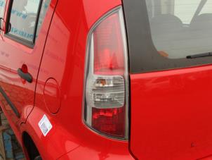 Gebruikte Achterlicht links Daihatsu Sirion 2 (M3) 1.0 12V DVVT Prijs € 31,50 Margeregeling aangeboden door Maresia Auto Recycling B.V.