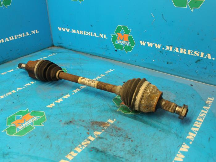 Gebruikte Aandrijfas links-voor Peugeot 207 SW (WE/WU) 1.6 16V Prijs € 42,00 Margeregeling aangeboden door Maresia Auto Recycling B.V.