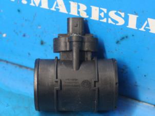 Gebruikte Luchthoeveelheidsmeter Opel Corsa E 1.4 16V Prijs € 47,25 Margeregeling aangeboden door Maresia Auto Recycling B.V.