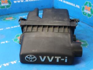 Gebruikte Luchtfilterhuis Toyota Yaris (P1) 1.3 16V VVT-i Prijs € 31,50 Margeregeling aangeboden door Maresia Auto Recycling B.V.