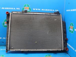 Gebruikte Radiateur Mercedes SLK (R170) 2.0 200 K 16V Prijs € 57,75 Margeregeling aangeboden door Maresia Auto Recycling B.V.