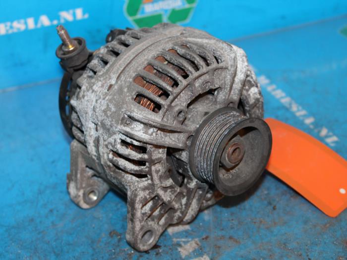 Dynamo van een Jeep Grand Cherokee (WG/WJ) 4.7i V8 2001