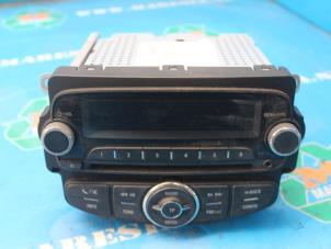 Gebruikte Radio CD Speler Opel Adam 1.2 16V Prijs € 68,25 Margeregeling aangeboden door Maresia Auto Recycling B.V.