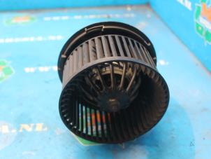 Gebruikte Kachel Ventilatiemotor Renault Twingo II (CN) 1.2 16V Prijs € 42,00 Margeregeling aangeboden door Maresia Auto Recycling B.V.